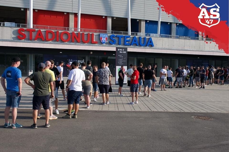 Fanii Stelei s-au &icirc;nghesuit pentru a-și cumpăra abonamente! C&acirc;te s-au v&acirc;ndut