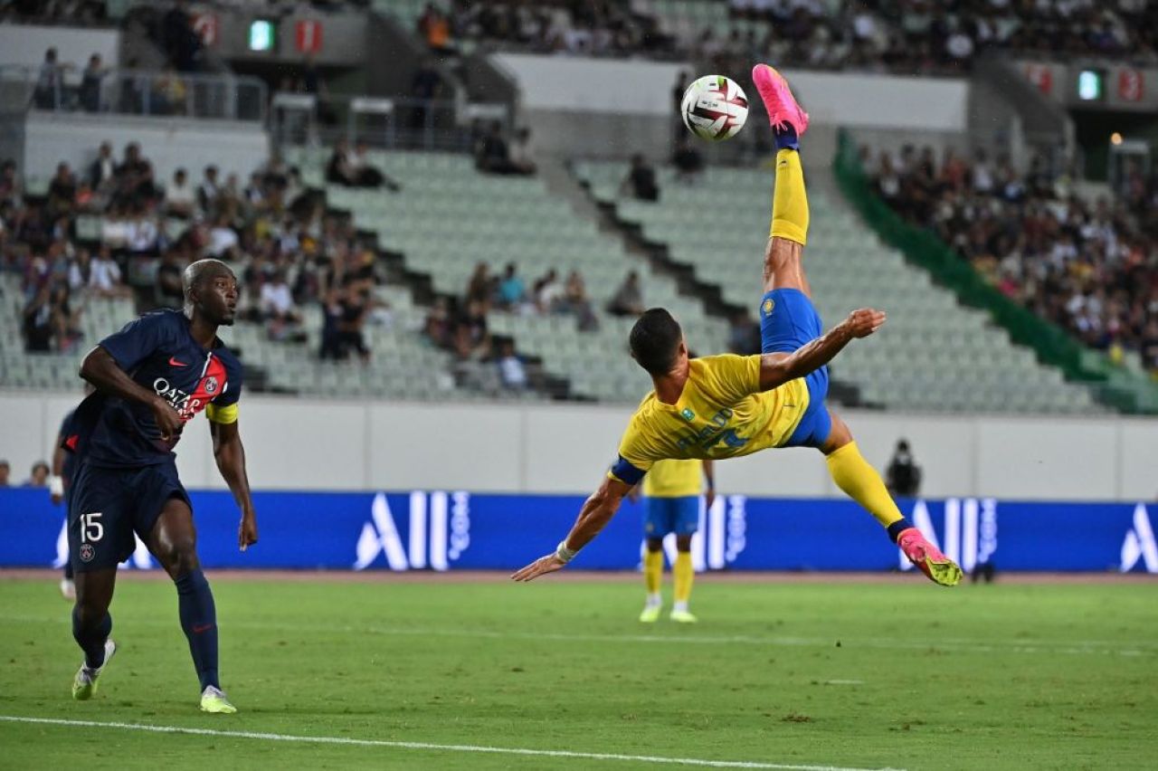 La 38 de ani, Cristiano Ronaldo a vrut să recreeze un gol istoric contra lui PSG. Ce a ieșit_8