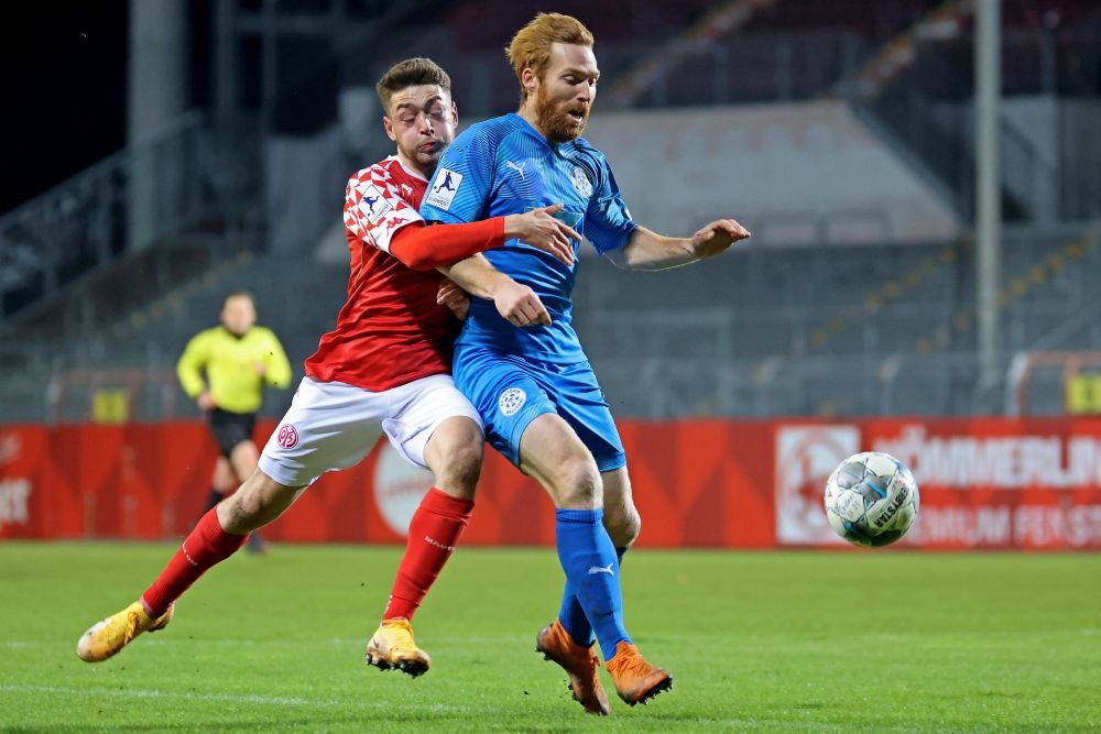 Unde s-a transferat fotbalistul român de națională care a jucat trei sezoane la Borussia Dortmund_6