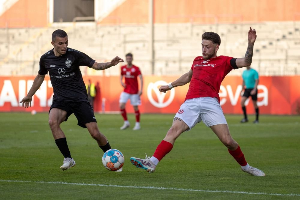 Unde s-a transferat fotbalistul român de națională care a jucat trei sezoane la Borussia Dortmund_8