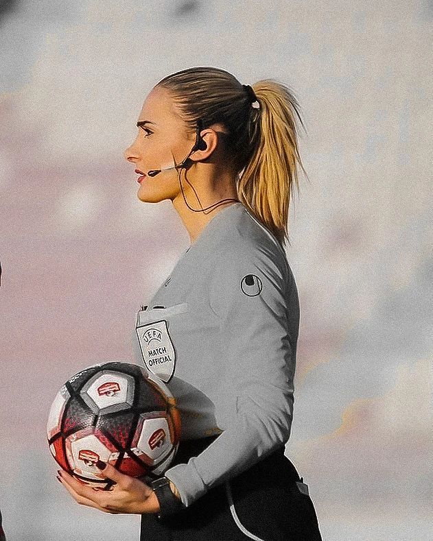 Gigi Becali nu a scăpat! :) Arbitrul de rezervă de la FCSB - CSKA 1948 Sofia a fost în centrul atenției: cum arată Emanuela Rusta_2