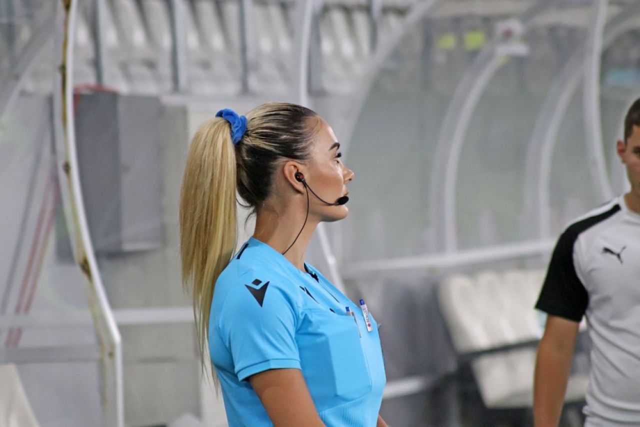Din cauza ei și-au pierdut jucătorii FCSB concentrarea? Arbitra sexy albaneză a întors toate privirile pe Arcul de Triumf_3