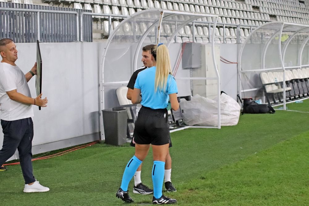 Din cauza ei și-au pierdut jucătorii FCSB concentrarea? Arbitra sexy albaneză a întors toate privirile pe Arcul de Triumf_4