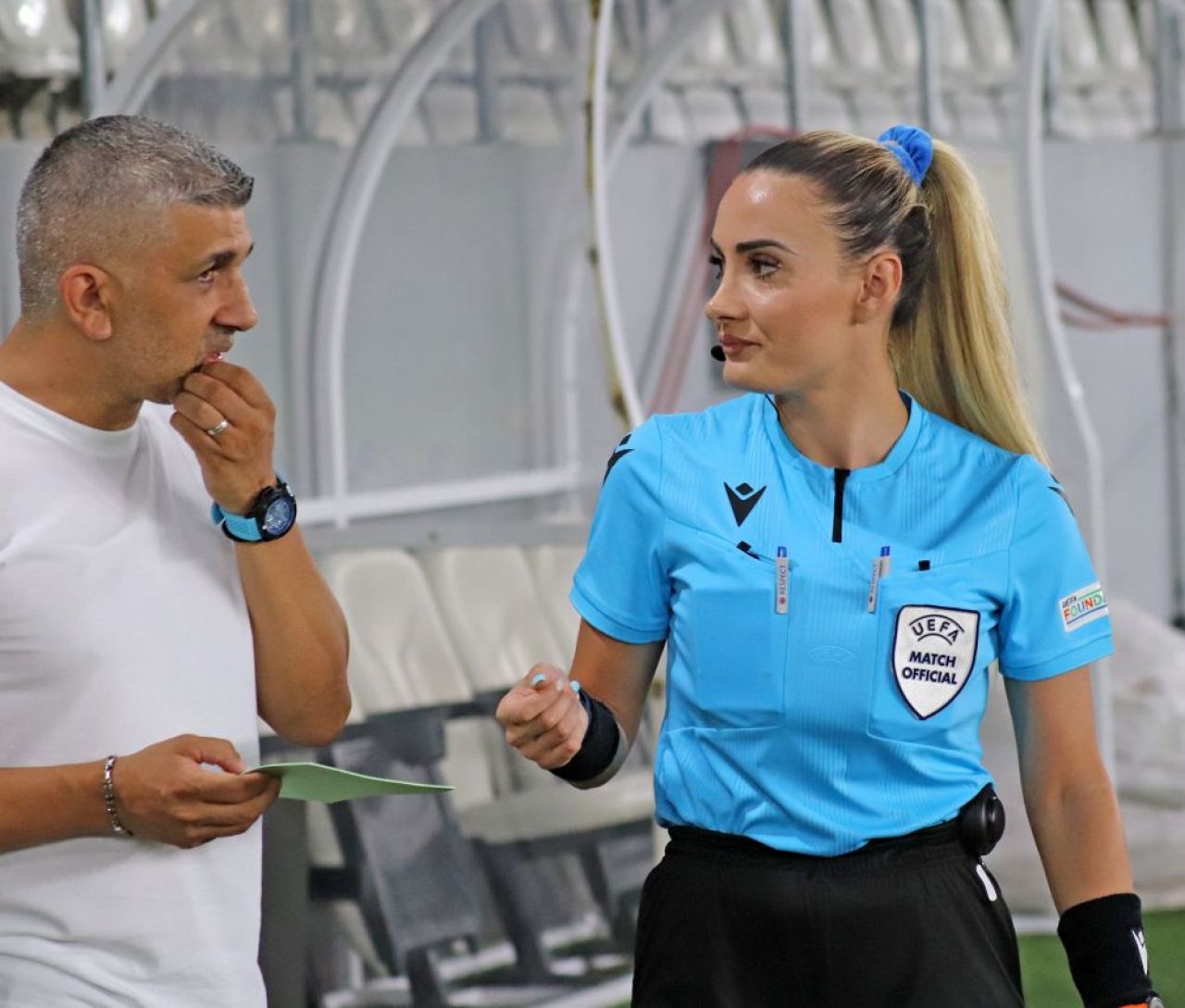 Din cauza ei și-au pierdut jucătorii FCSB concentrarea? Arbitra sexy albaneză a întors toate privirile pe Arcul de Triumf_5