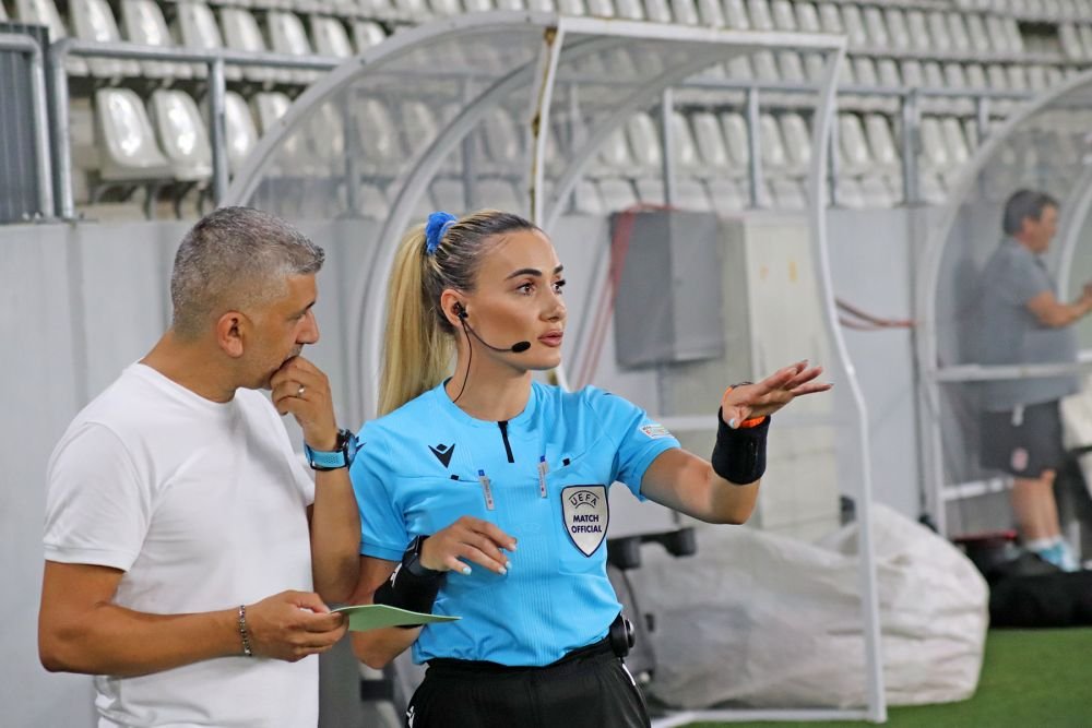 Din cauza ei și-au pierdut jucătorii FCSB concentrarea? Arbitra sexy albaneză a întors toate privirile pe Arcul de Triumf_6