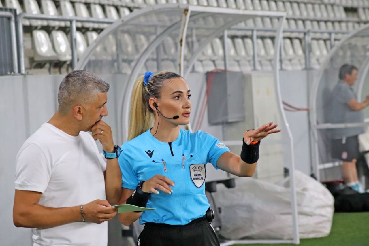 Din cauza ei și-au pierdut jucătorii FCSB concentrarea? Arbitra sexy albaneză a întors toate privirile pe Arcul de Triumf_6