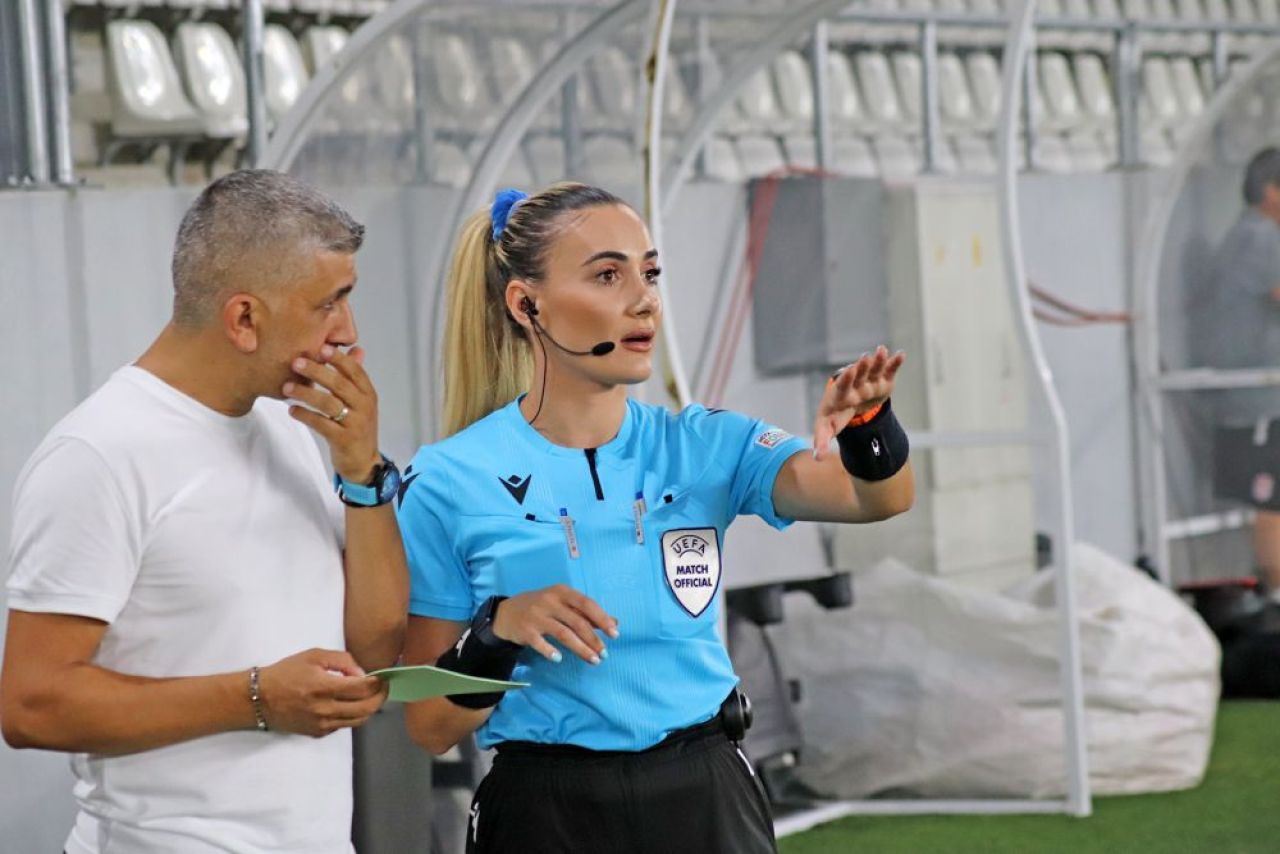 Din cauza ei și-au pierdut jucătorii FCSB concentrarea? Arbitra sexy albaneză a întors toate privirile pe Arcul de Triumf_7
