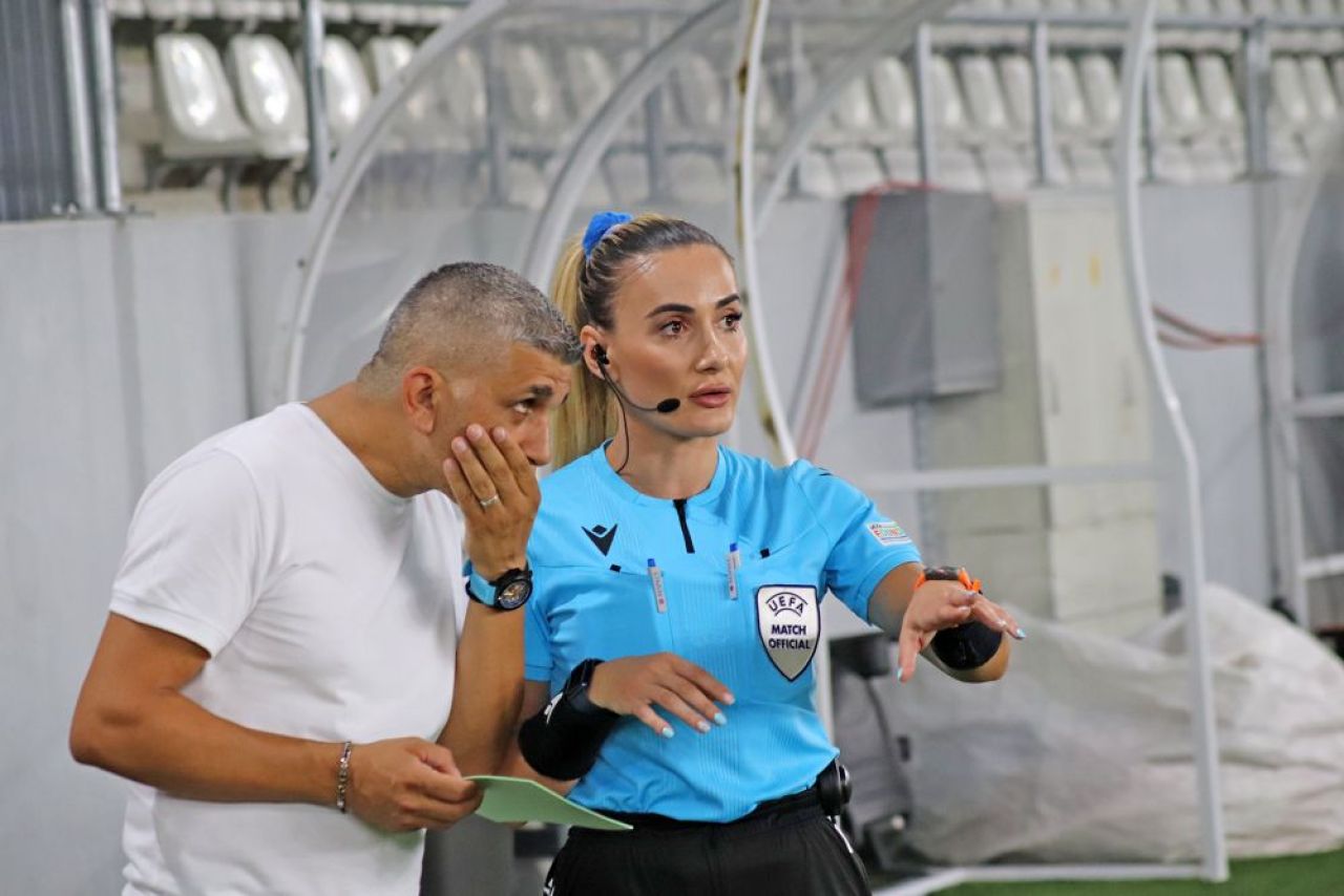 Din cauza ei și-au pierdut jucătorii FCSB concentrarea? Arbitra sexy albaneză a întors toate privirile pe Arcul de Triumf_8
