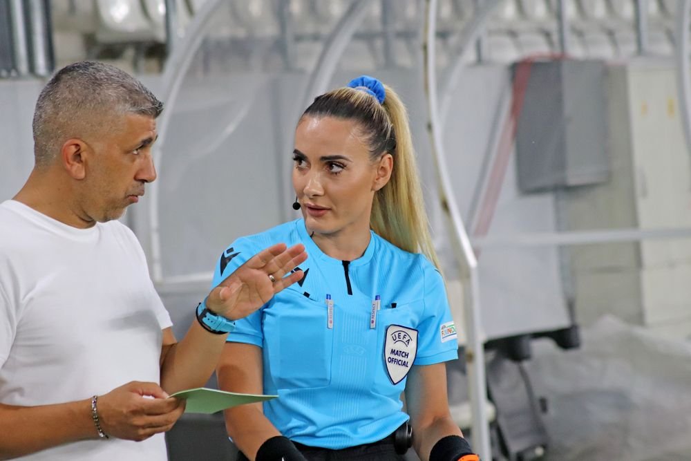 Din cauza ei și-au pierdut jucătorii FCSB concentrarea? Arbitra sexy albaneză a întors toate privirile pe Arcul de Triumf_9