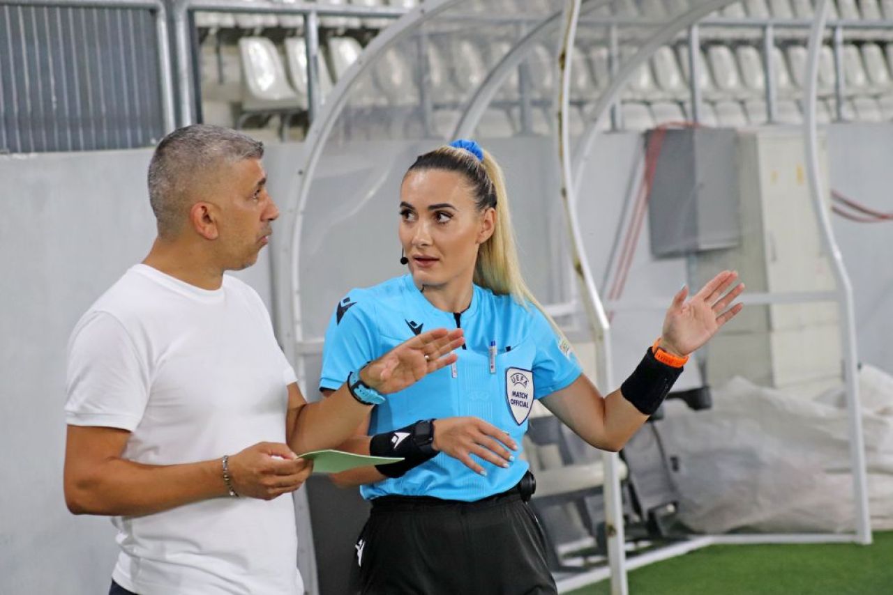 Din cauza ei și-au pierdut jucătorii FCSB concentrarea? Arbitra sexy albaneză a întors toate privirile pe Arcul de Triumf_10