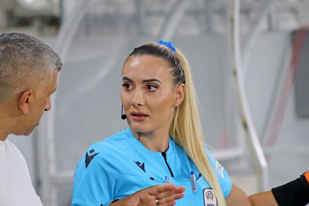 Din cauza ei și-au pierdut jucătorii FCSB concentrarea? Arbitra sexy albaneză a întors toate privirile pe Arcul de Triumf_11