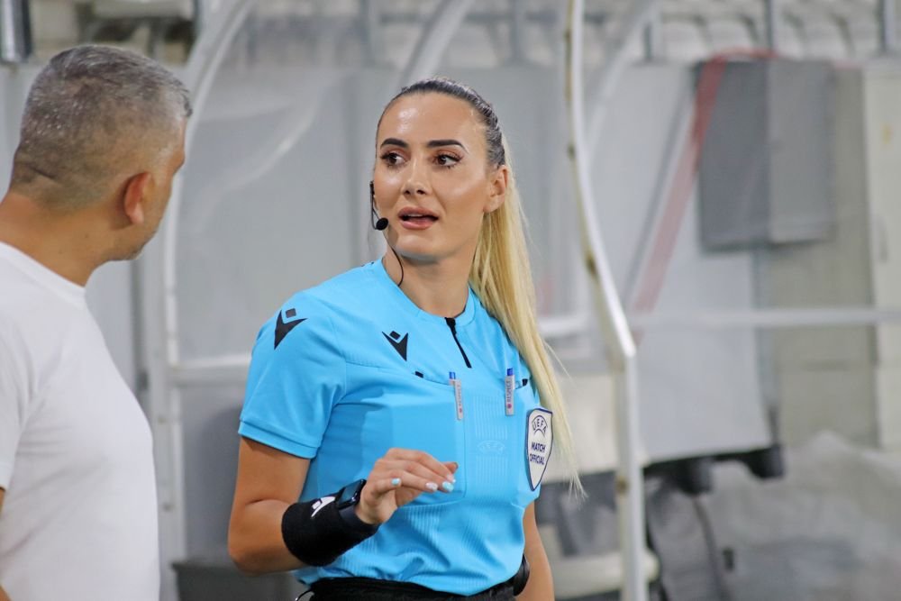Din cauza ei și-au pierdut jucătorii FCSB concentrarea? Arbitra sexy albaneză a întors toate privirile pe Arcul de Triumf_12