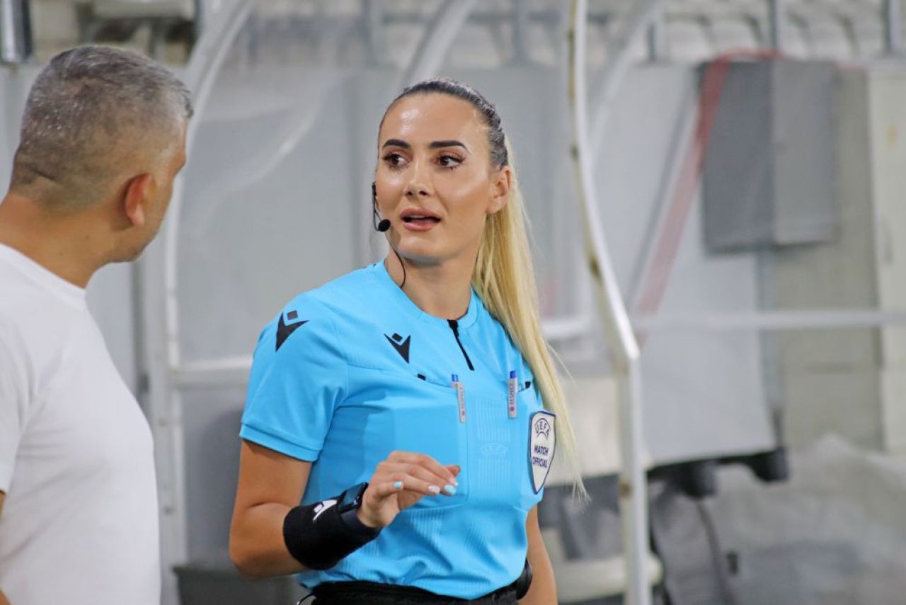 Din cauza ei și-au pierdut jucătorii FCSB concentrarea? Arbitra sexy albaneză a întors toate privirile pe Arcul de Triumf_12