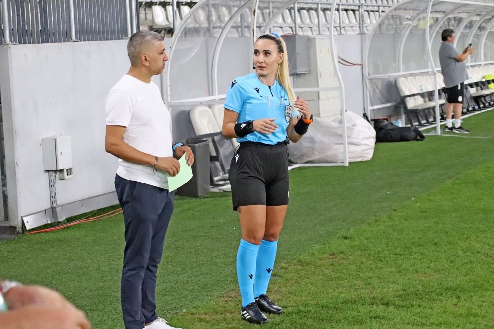 Din cauza ei și-au pierdut jucătorii FCSB concentrarea? Arbitra sexy albaneză a întors toate privirile pe Arcul de Triumf_13