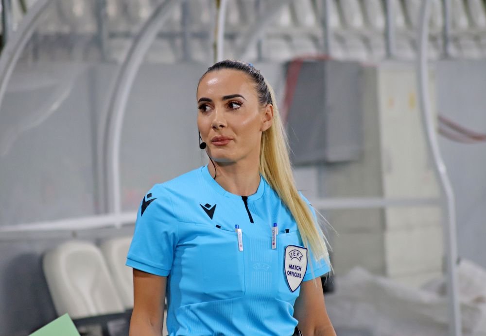 Din cauza ei și-au pierdut jucătorii FCSB concentrarea? Arbitra sexy albaneză a întors toate privirile pe Arcul de Triumf_14