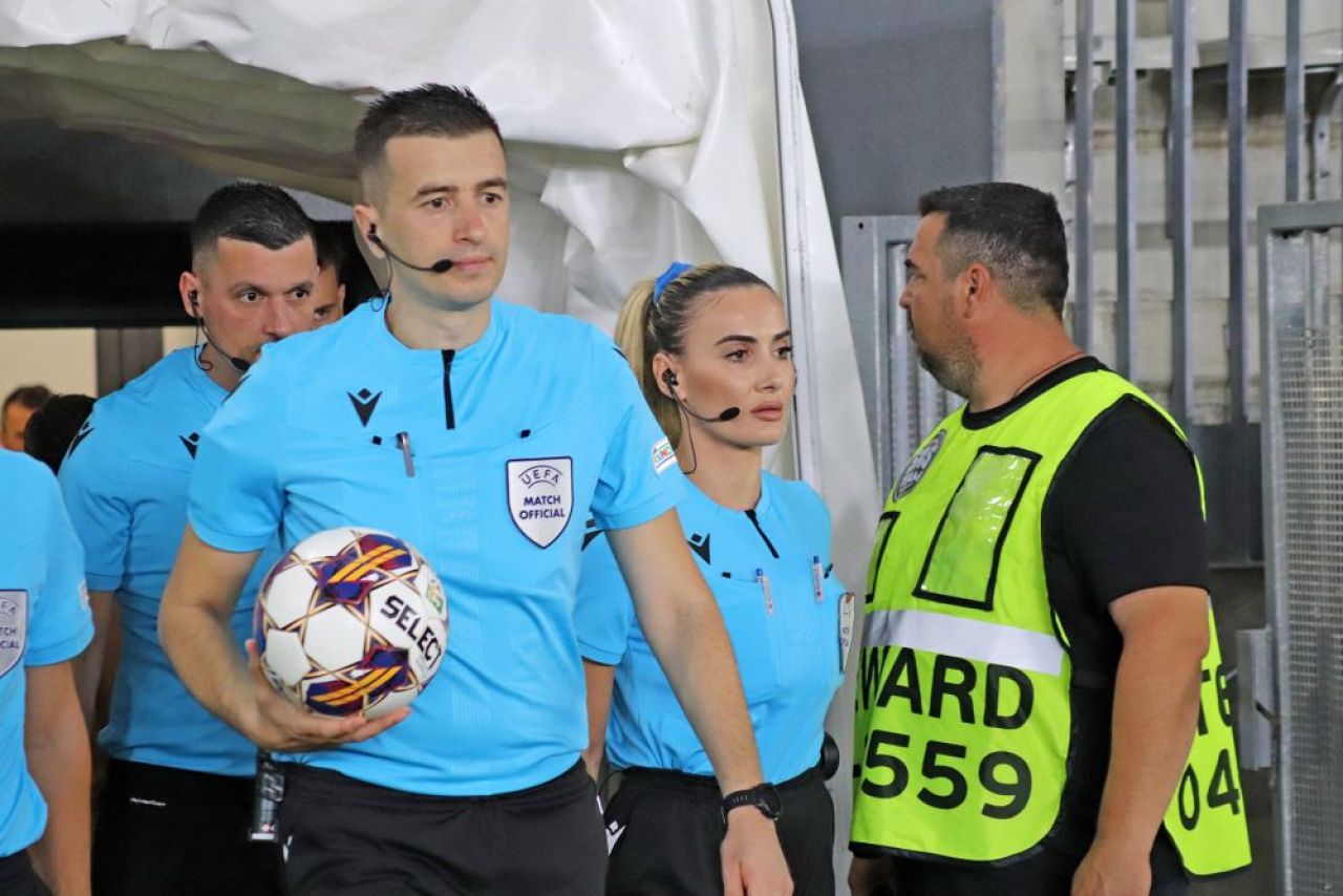 Din cauza ei și-au pierdut jucătorii FCSB concentrarea? Arbitra sexy albaneză a întors toate privirile pe Arcul de Triumf_15