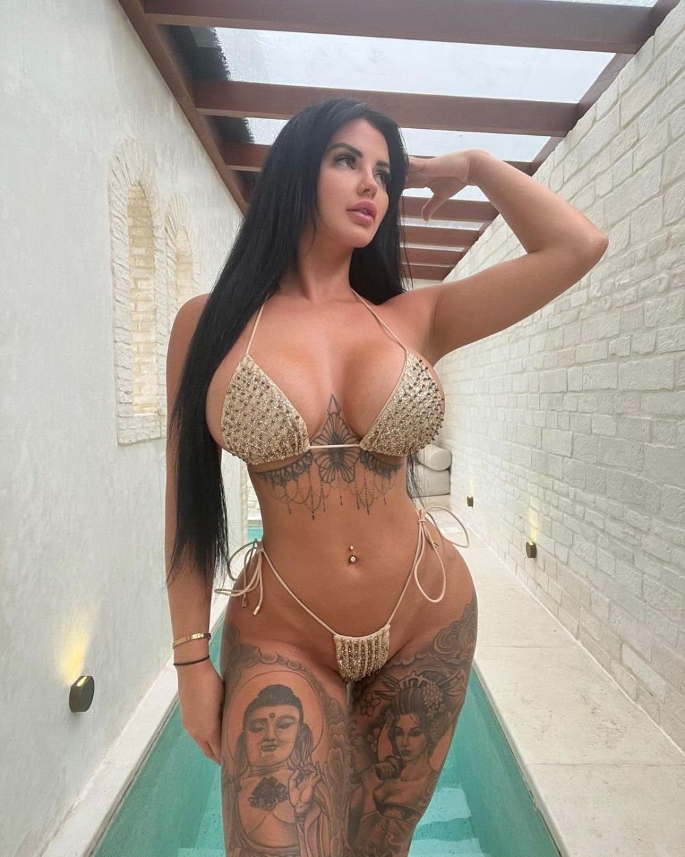 S-a lăsat de curse pentru a-și vinde pozele pe OnlyFans, acum s-a întors la prima 'dragoste'! Cum arată sexy-șoferița _8