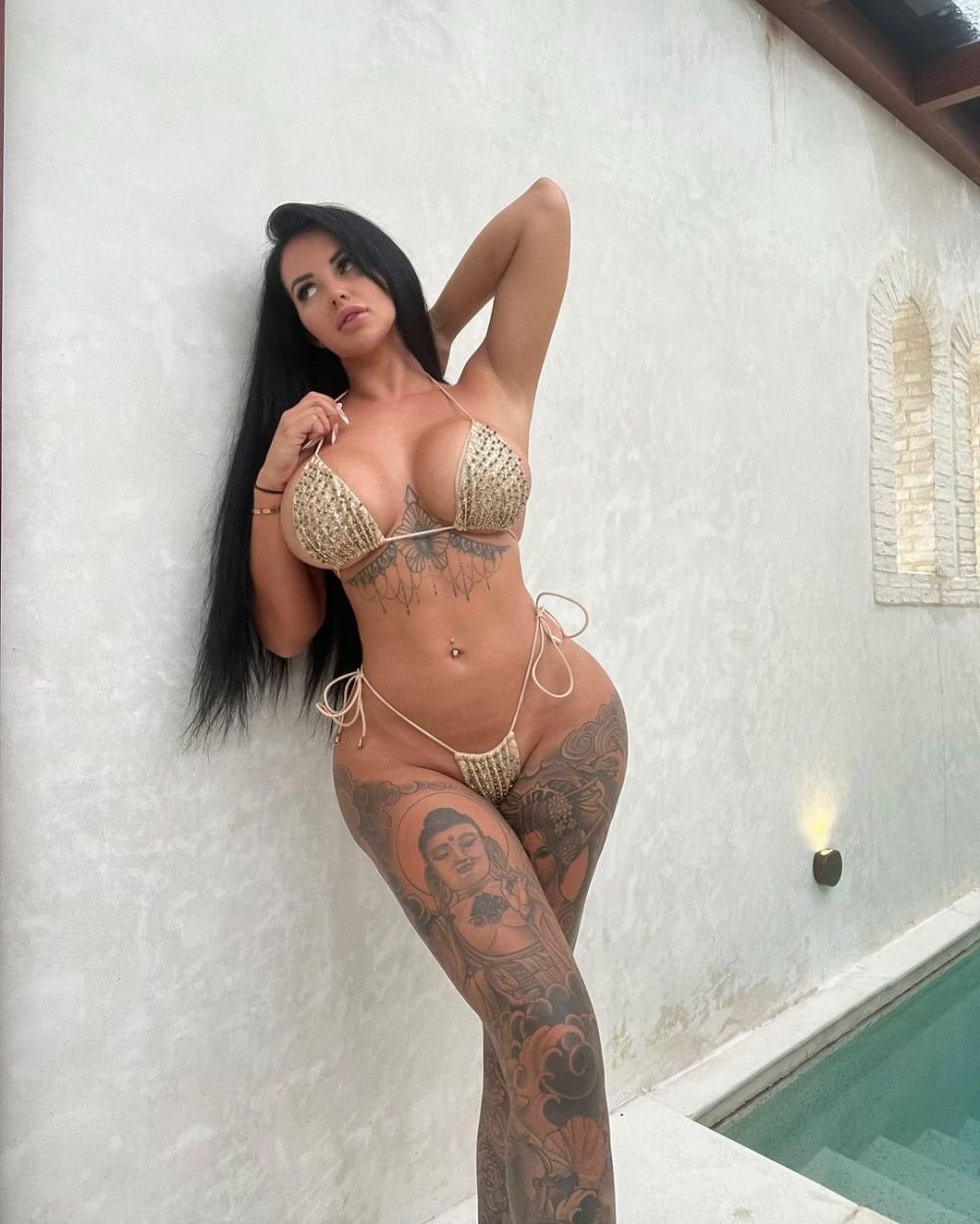 S-a lăsat de curse pentru a-și vinde pozele pe OnlyFans, acum s-a întors la prima 'dragoste'! Cum arată sexy-șoferița _9