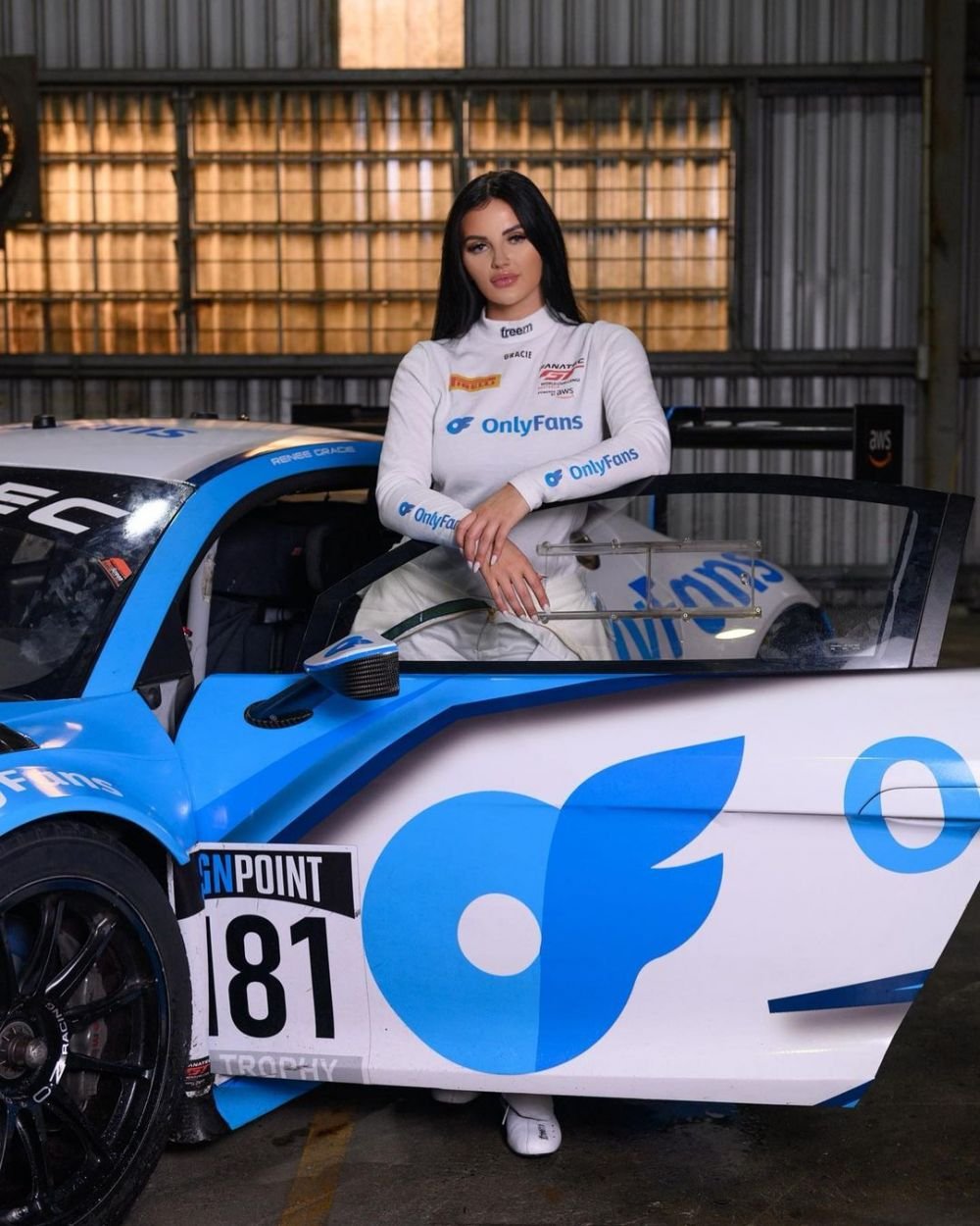 S-a lăsat de curse pentru a-și vinde pozele pe OnlyFans, acum s-a întors la prima 'dragoste'! Cum arată sexy-șoferița _39