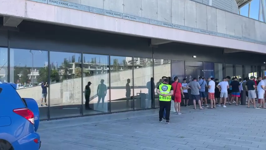 Bătaie pe ultimele bilete la FCSB - CFR Cluj! Fanii s-au str&acirc;ns s&acirc;mbătă dimineață &icirc;n fața stadionului din Ghencea