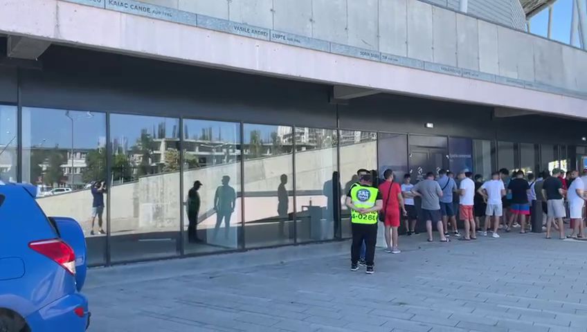 Bătaie pe ultimele bilete la FCSB - CFR Cluj! Fanii s-au strâns sâmbătă dimineață în fața stadionului din Ghencea_1