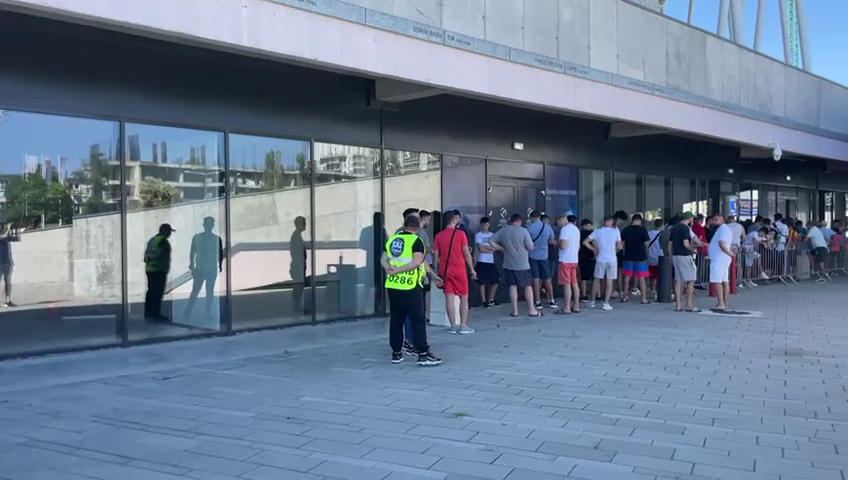 Bătaie pe ultimele bilete la FCSB - CFR Cluj! Fanii s-au strâns sâmbătă dimineață în fața stadionului din Ghencea_2