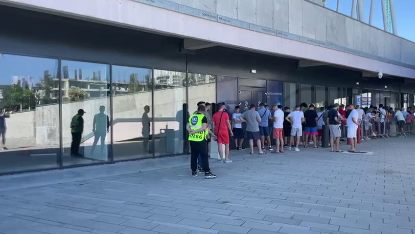 Bătaie pe ultimele bilete la FCSB - CFR Cluj! Fanii s-au strâns sâmbătă dimineață în fața stadionului din Ghencea_2