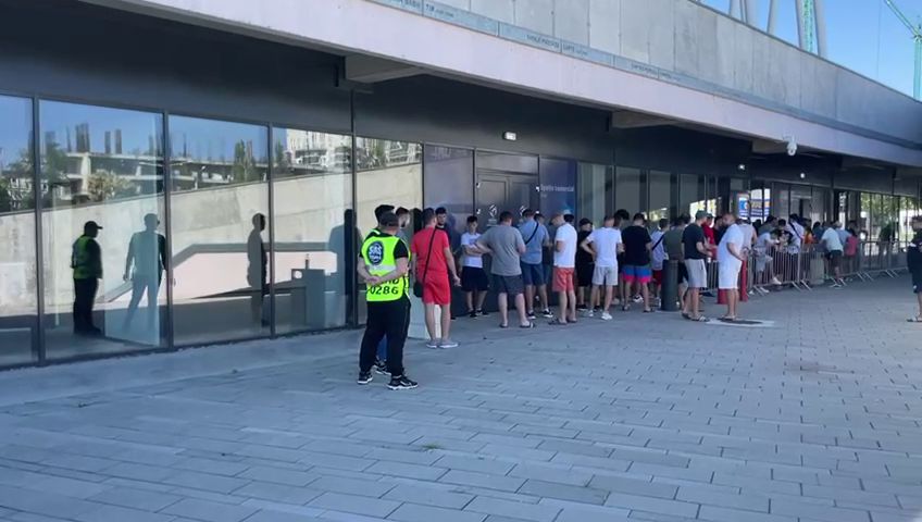 Bătaie pe ultimele bilete la FCSB - CFR Cluj! Fanii s-au strâns sâmbătă dimineață în fața stadionului din Ghencea_3