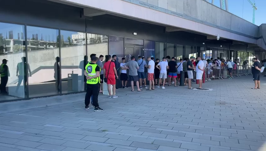 Bătaie pe ultimele bilete la FCSB - CFR Cluj! Fanii s-au strâns sâmbătă dimineață în fața stadionului din Ghencea_4
