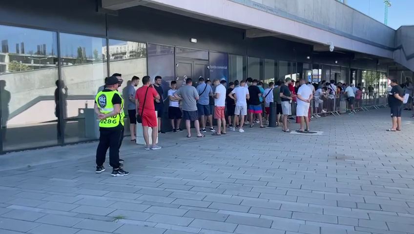 Bătaie pe ultimele bilete la FCSB - CFR Cluj! Fanii s-au strâns sâmbătă dimineață în fața stadionului din Ghencea_7