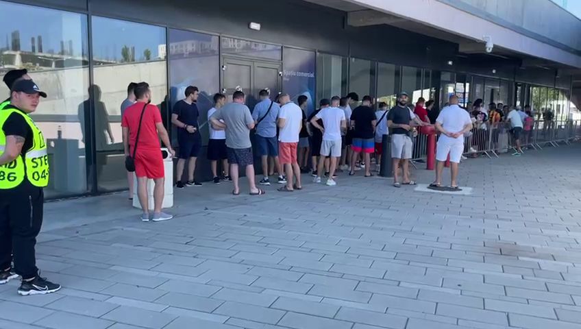 Bătaie pe ultimele bilete la FCSB - CFR Cluj! Fanii s-au strâns sâmbătă dimineață în fața stadionului din Ghencea_19