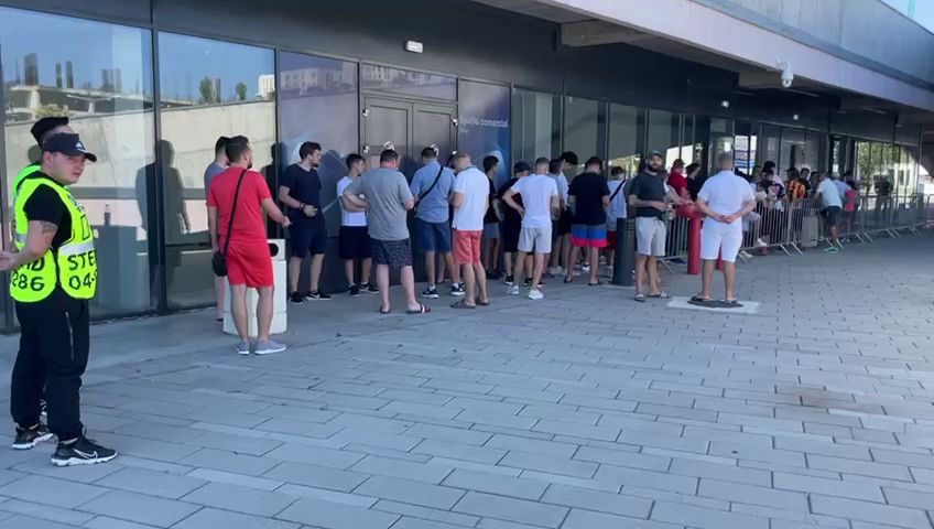 Bătaie pe ultimele bilete la FCSB - CFR Cluj! Fanii s-au strâns sâmbătă dimineață în fața stadionului din Ghencea_24