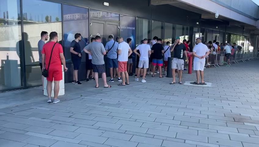 Bătaie pe ultimele bilete la FCSB - CFR Cluj! Fanii s-au strâns sâmbătă dimineață în fața stadionului din Ghencea_29