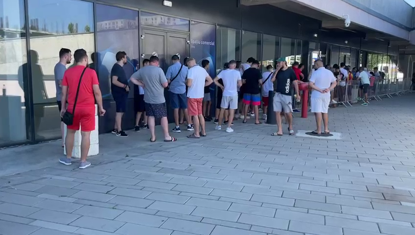 Bătaie pe ultimele bilete la FCSB - CFR Cluj! Fanii s-au strâns sâmbătă dimineață în fața stadionului din Ghencea_30