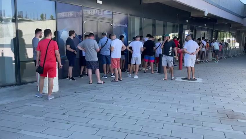 Bătaie pe ultimele bilete la FCSB - CFR Cluj! Fanii s-au strâns sâmbătă dimineață în fața stadionului din Ghencea_30