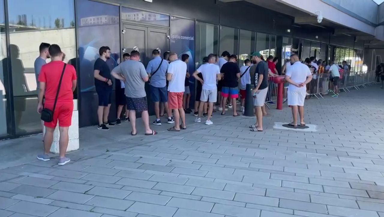Bătaie pe ultimele bilete la FCSB - CFR Cluj! Fanii s-au strâns sâmbătă dimineață în fața stadionului din Ghencea_32