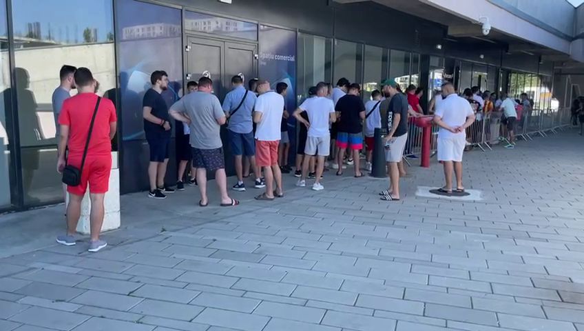Bătaie pe ultimele bilete la FCSB - CFR Cluj! Fanii s-au strâns sâmbătă dimineață în fața stadionului din Ghencea_32