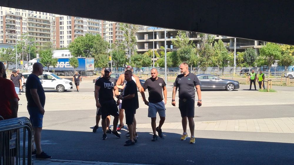 MM Stoica & Gheorghe Mustață și-au făcut apariția în Ghencea, la casa de bilete!_3