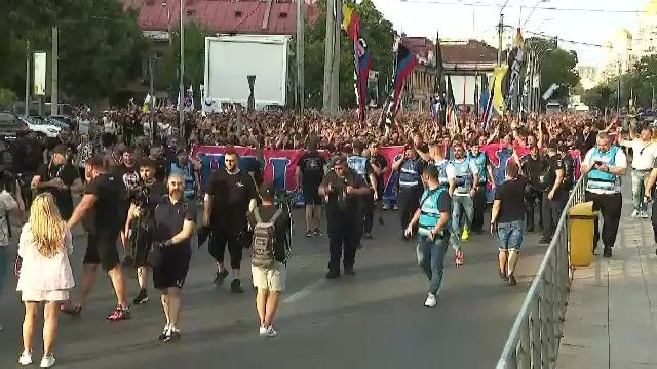 Ce au scandat suporterii FCSB în momentul în care au ajuns la sediul CSA Steaua_5