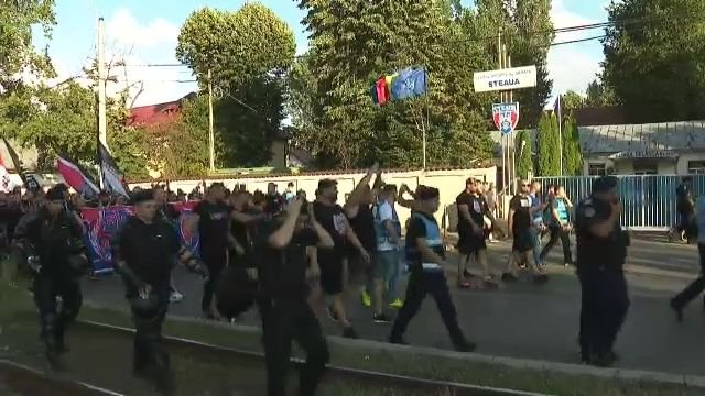 Ce au scandat suporterii FCSB în momentul în care au ajuns la sediul CSA Steaua_9