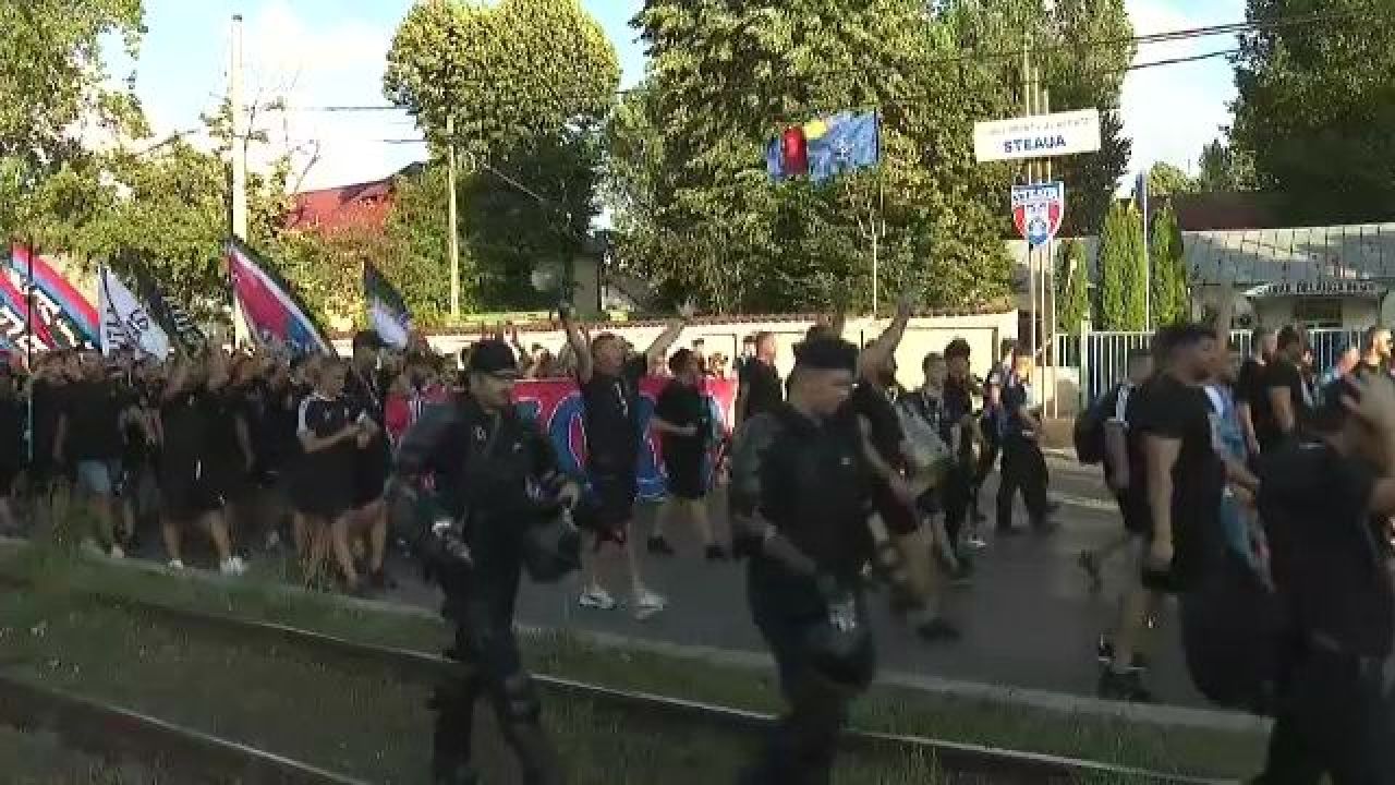 Ce au scandat suporterii FCSB în momentul în care au ajuns la sediul CSA Steaua_10
