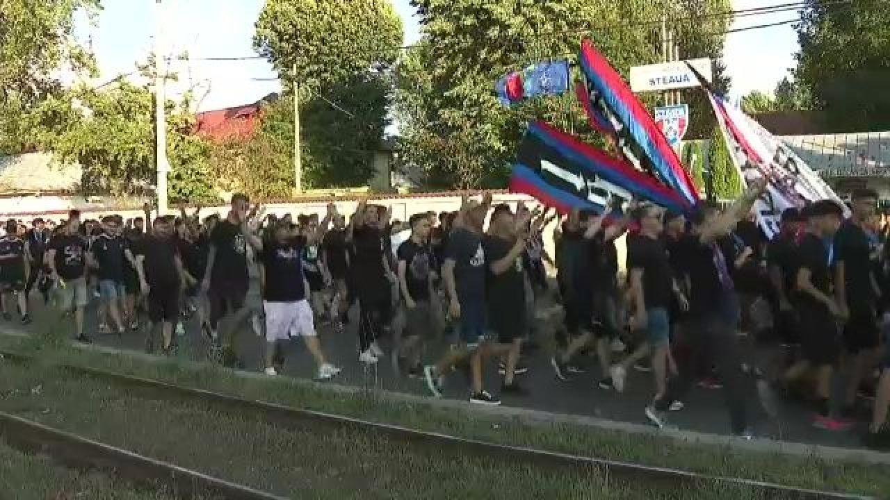 Ce au scandat suporterii FCSB în momentul în care au ajuns la sediul CSA Steaua_11