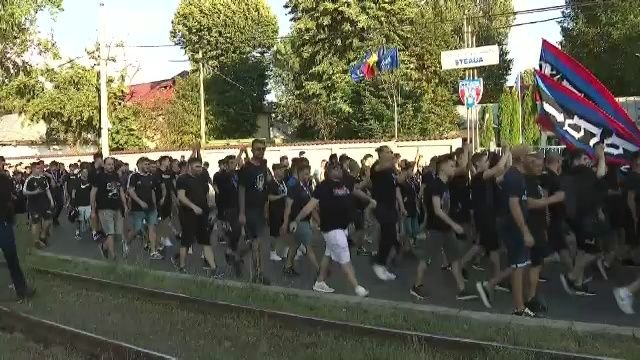 Ce au scandat suporterii FCSB în momentul în care au ajuns la sediul CSA Steaua_12