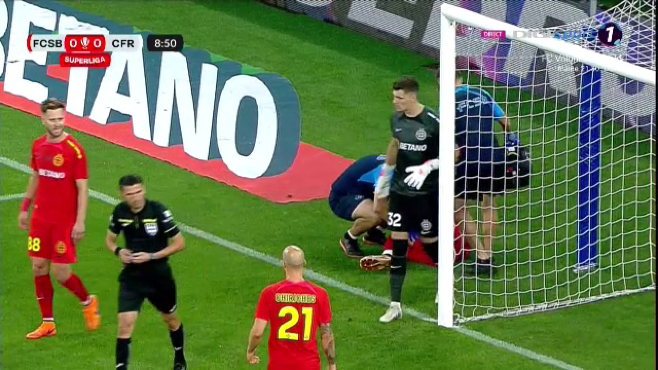 Pantea a urlat de durere. Fundașul de la FCSB s-a izbit violent de bara porții lui Târnovanu_3