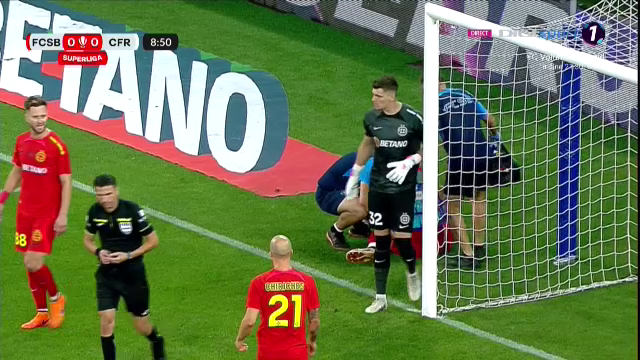 Pantea a urlat de durere. Fundașul de la FCSB s-a izbit violent de bara porții lui Târnovanu_4