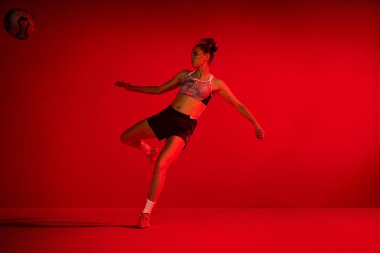 Under Armour a lansat primele ghete dedicate exclusiv fotbalistelor (P)_16