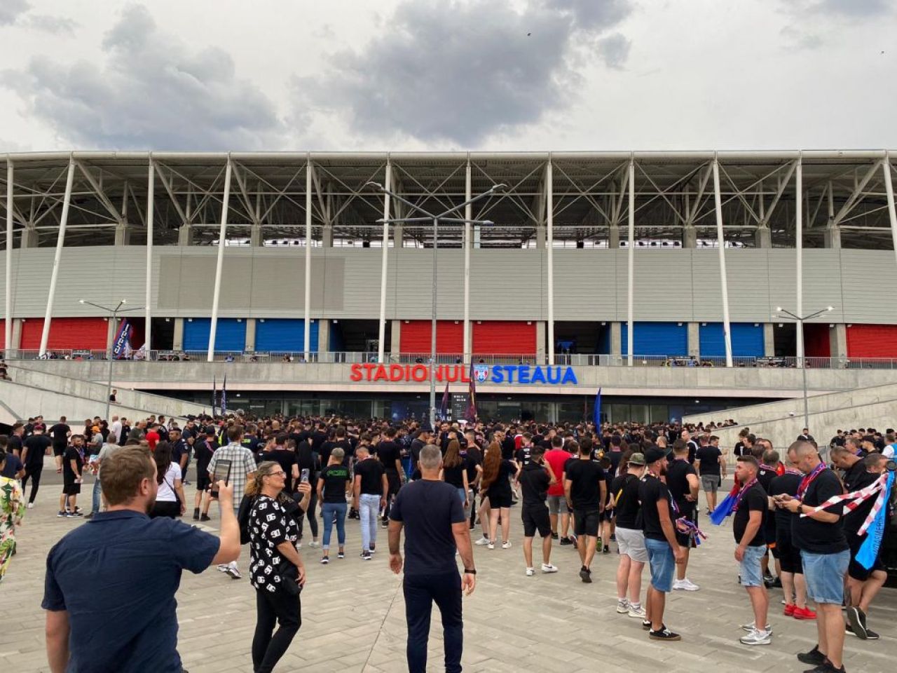 Fanii FCSB au făcut spectacol în drumul spre Ghencea! Imagini cu galeria vicecampioanei _1