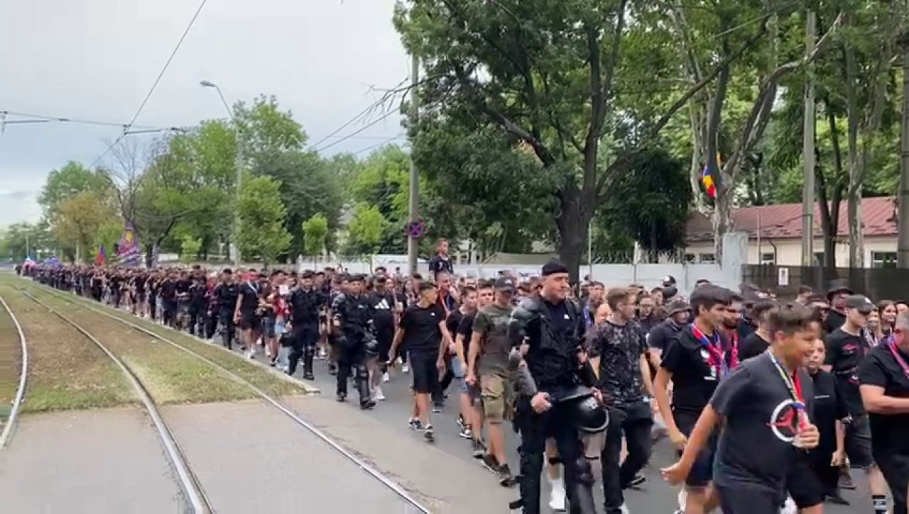 Fanii FCSB au făcut spectacol în drumul spre Ghencea! Imagini cu galeria vicecampioanei _3