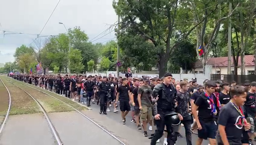 Fanii FCSB au făcut spectacol în drumul spre Ghencea! Imagini cu galeria vicecampioanei _4