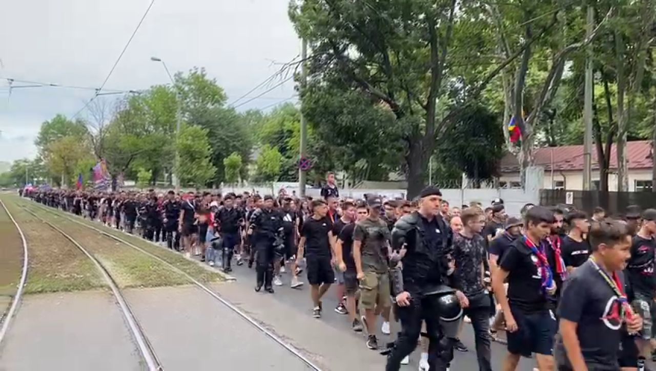 Fanii FCSB au făcut spectacol în drumul spre Ghencea! Imagini cu galeria vicecampioanei _4
